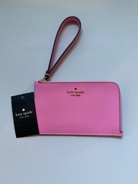 kate spade Handbags - Kate Spade ♠️ L Zip Wristlet